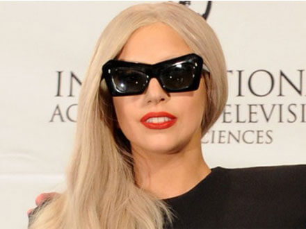 A poche ore dal voto, Lady Gaga lancia l’appello ai gay USA
