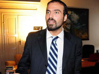 Battuta omofoba contro Vendola. Bufera su assessore