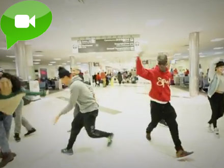 Volo cancellato. I dancers di Bieber ballano in aeroporto
