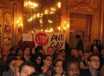 Striscione contro legge omofoba: trattenuti dalla polizia - certi dirittI ugandaBASE - Gay.it