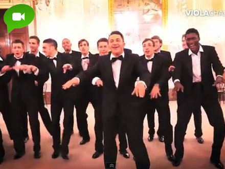 I calciatori viola fanno gli auguri al rimo di Gangnam Style