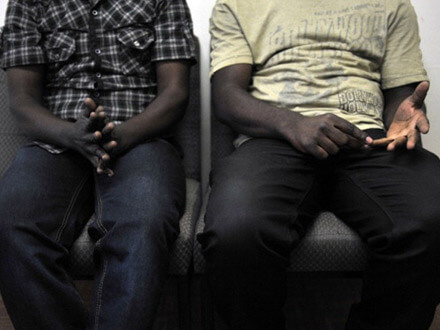 Amnesty: “In Camerun gay sottoposti ad esami anali e torturati”