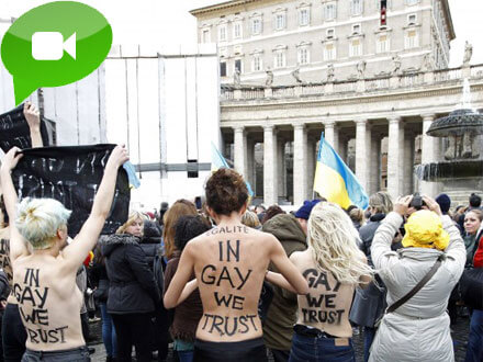 Le Femen in piazza San Pietro. Donne nude contro l’omofobia