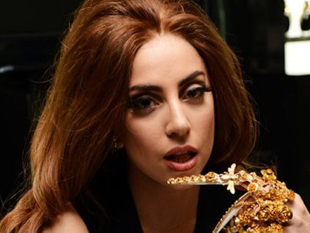 Lady Gaga in caduta libera: la sua popolarità in picchiata - gaga cadenteBASE 1 - Gay.it