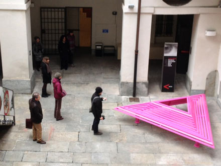 Torino: il triangolo rosa diventa panchina in memoria dell'Omocausto - panchina rosa 1 - Gay.it