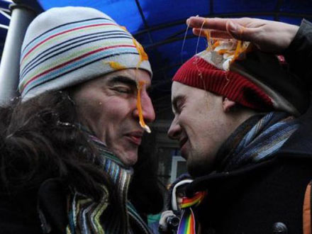 Mosca: licenziato insegnante gay friendly "per il bene della scuola" - russia scontri dumaF4 1 - Gay.it