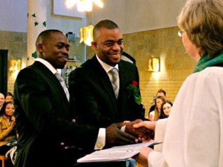 Coppia ugandese si sposa in Svezia, le famiglie minacciate in Uganda - coppia ugandaBASE 1 - Gay.it