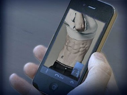 Seduce un 28enne, filma l’incontro e lo minaccia: “Voglio 3 mila euro”