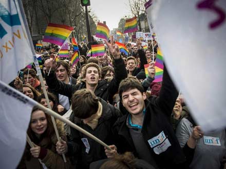La Francia dice "oui" ai matrimoni gay - francia corteiBASE 1 - Gay.it