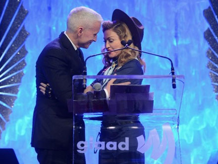Anderson Cooper ai Glaad: “Essere gay è una benedizione”