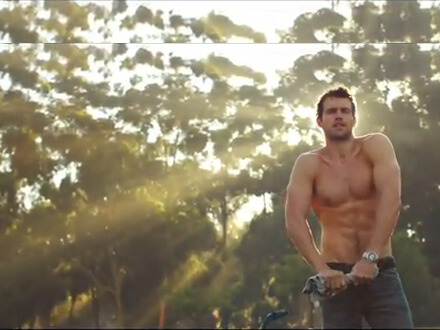 Diet Coke, torna lo spot con il modello muscoloso