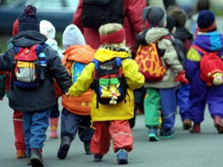 Asilo cancella Festa del Papà per bimbo con due mamme: polemica a Roma