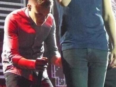 One Direction, giù i pantaloni a Harry durante il concerto