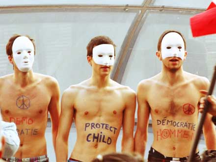 Torso nudo e slogan omofobi. Sono gli hommen, contrari alle nozze gay