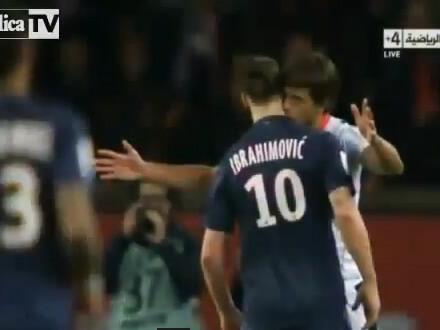 In Francia un avversario bacia Ibrahimovic in campo