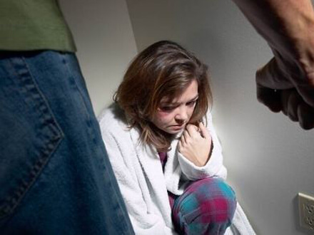 In 8 circondano due trans e sparano con una pistola ad aria compressa