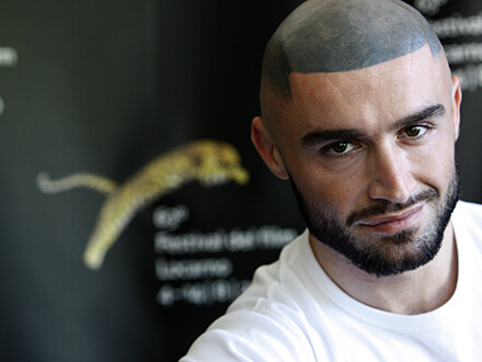 François Sagat dà l’addio al porno con un video girato a Disneyland