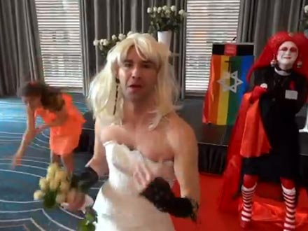 In attesa di Marco Mengoni, la parodia di “Merry Me” all’Eurovision