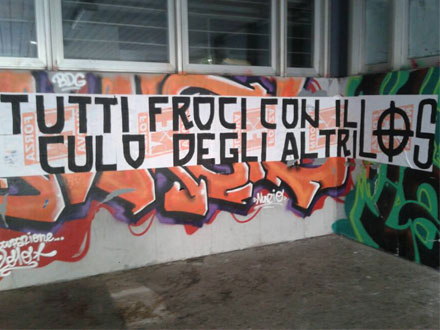 Ancora omofobia nel liceo Socrate. Nuova scritta nell’atrio