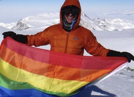 A 20 anni scala l'Everest e srotola la bandiera gay contro il bullismo - everestgayBASE 1 - Gay.it