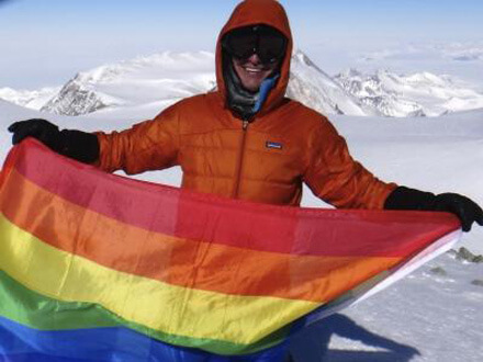 A 20 anni scala l'Everest e srotola la bandiera gay contro il bullismo - everestgayBASE 1 - Gay.it