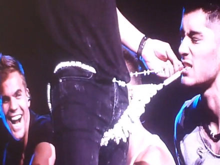 Harry Styles offre a Zayn Malik un morso al suo tanga commestibile