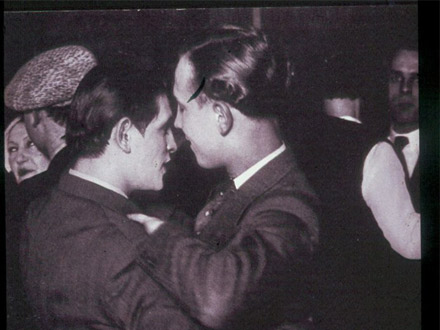 "Felice chi è diverso", il film sull'omosessualità nel dopoguerra - film storia gayBASE 1 - Gay.it
