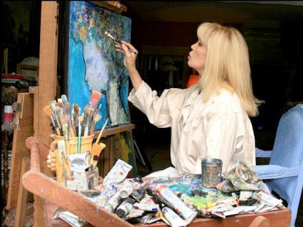 “Visioni”, le tele di Amanda Lear esposte a Milano