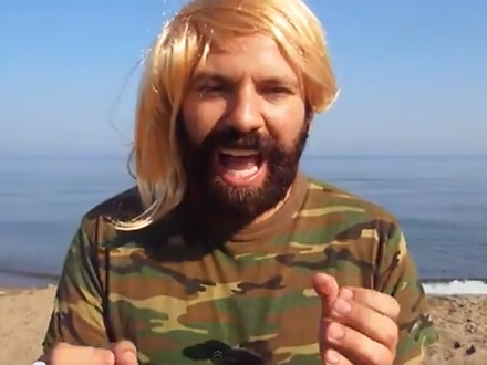 Amami? No, “aprimi come se fossi una cozza di mare”. La parodia
