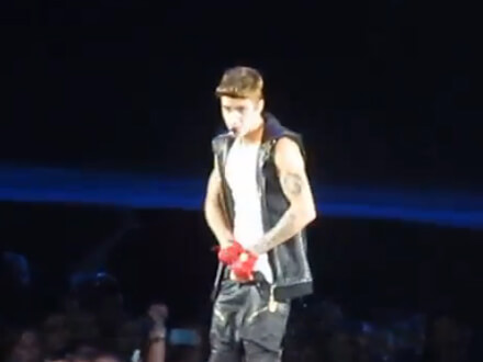 Justin Bieber si mette lo smartphone negli slip e i fan impazziscono