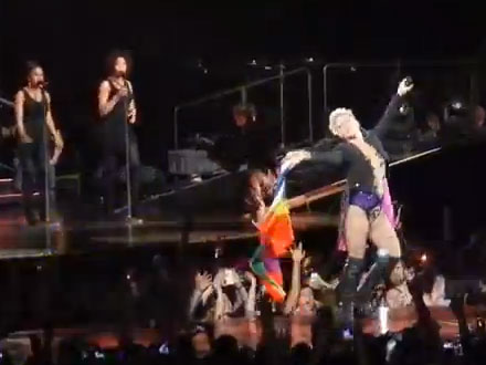 Pink e la bandiera gay durante un concerto. Botta e risposta con i fan