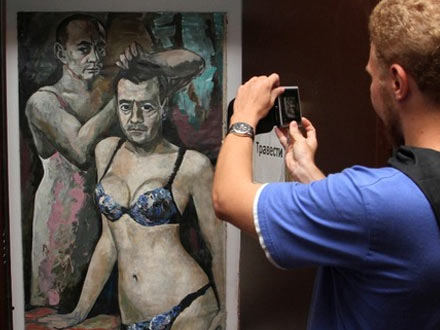 Putin in intimo femminile: la polizia sequestra il quadro