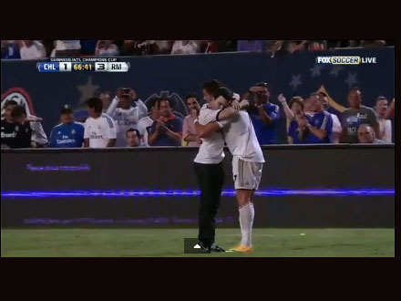 Il tenero abbraccio di Ronaldo in campo con il fan - ronaldoabbraccioBASE - Gay.it