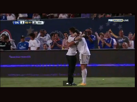 Il tenero abbraccio di Ronaldo in campo con il fan
