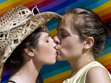 Insultate alla fermata del bus per un bacio: succede a Viterbo - bacio viterbo 1 - Gay.it