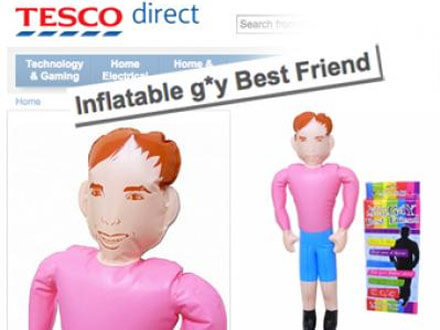 In vendita il bambolo "g*y": nella bufera la britannica Tesco - bambolo tesco 1 - Gay.it
