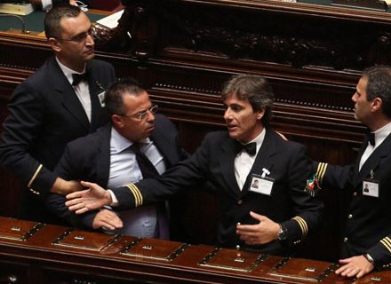 Caso Barilla, Buonanno espone un finocchio mentre parla deputato gay - buonanno finocchio 1 - Gay.it