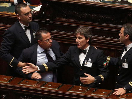 Caso Barilla, Buonanno espone un finocchio mentre parla deputato gay - buonanno finocchio 1 - Gay.it