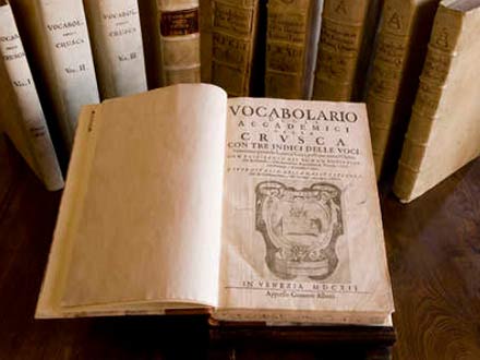 Accademia della Crusca: “Fateci cambiare la definizione di matrimonio”