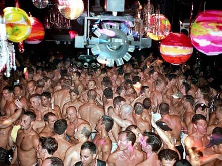 “Limonate o non entrate”: un club gay rifiuta alcuni clienti