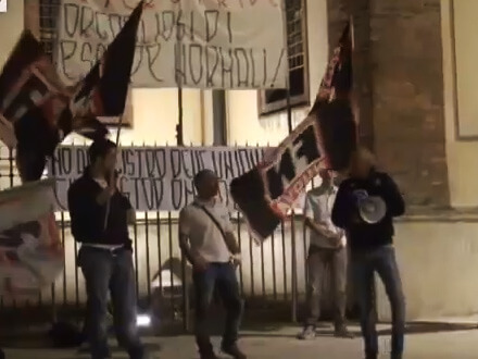 Due ragazze si baciano davanti al corteo omofobo di Forza Nuova