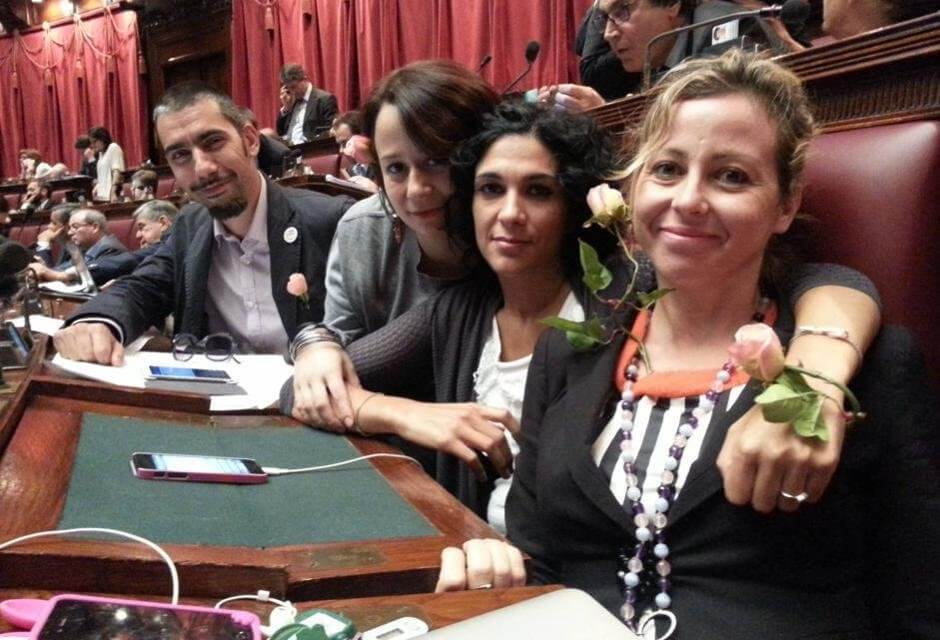 Il vicepresidente della Camera, il bacio gay e “Il Tempo delle Mele”