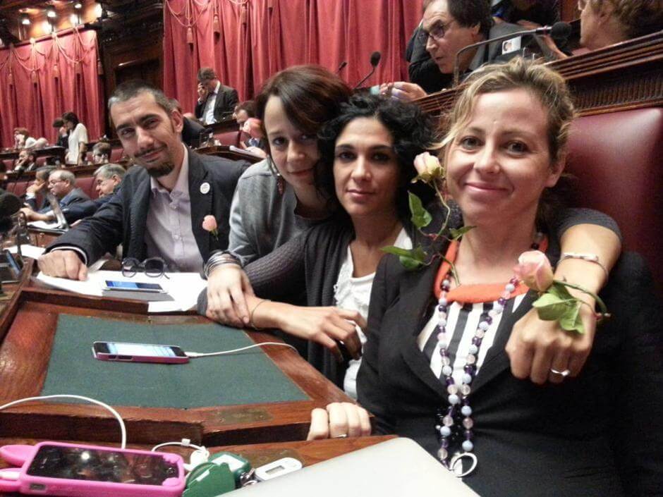 Il vicepresidente della Camera, il bacio gay e “Il Tempo delle Mele”