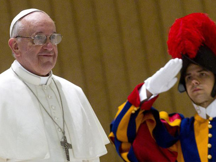Papa Francesco chiama un giovane gay ma il Vaticano smentisce