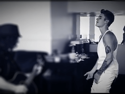 Justin Bieber canta i Metallica e suona uno strano “strumento”