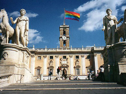 Bandiera rainbow su Campdidoglio per una settimana. Il Comune dice sì - campidoglio rainbow 1 - Gay.it
