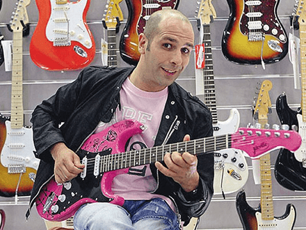 Il comico Checco Zalone dedica una canzone al caso Barilla