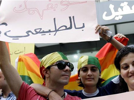 Niente gay ammessi nei Paesi del Golfo: una visita medica lo accerterà