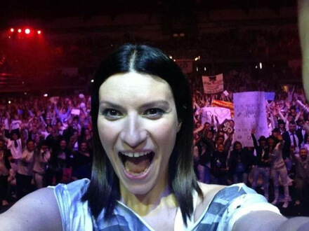 Laura Pausini al fan: “Basta omofobia o ti caccio dal mio fan club”