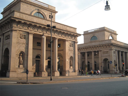 “Froci beccatevi questo”. E lanciano urina contro il locale gay